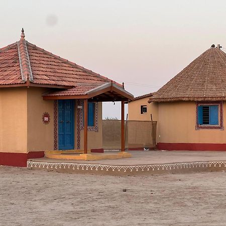 Rann Hellaro Homestay ภุช ภายนอก รูปภาพ