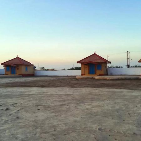 Rann Hellaro Homestay ภุช ภายนอก รูปภาพ