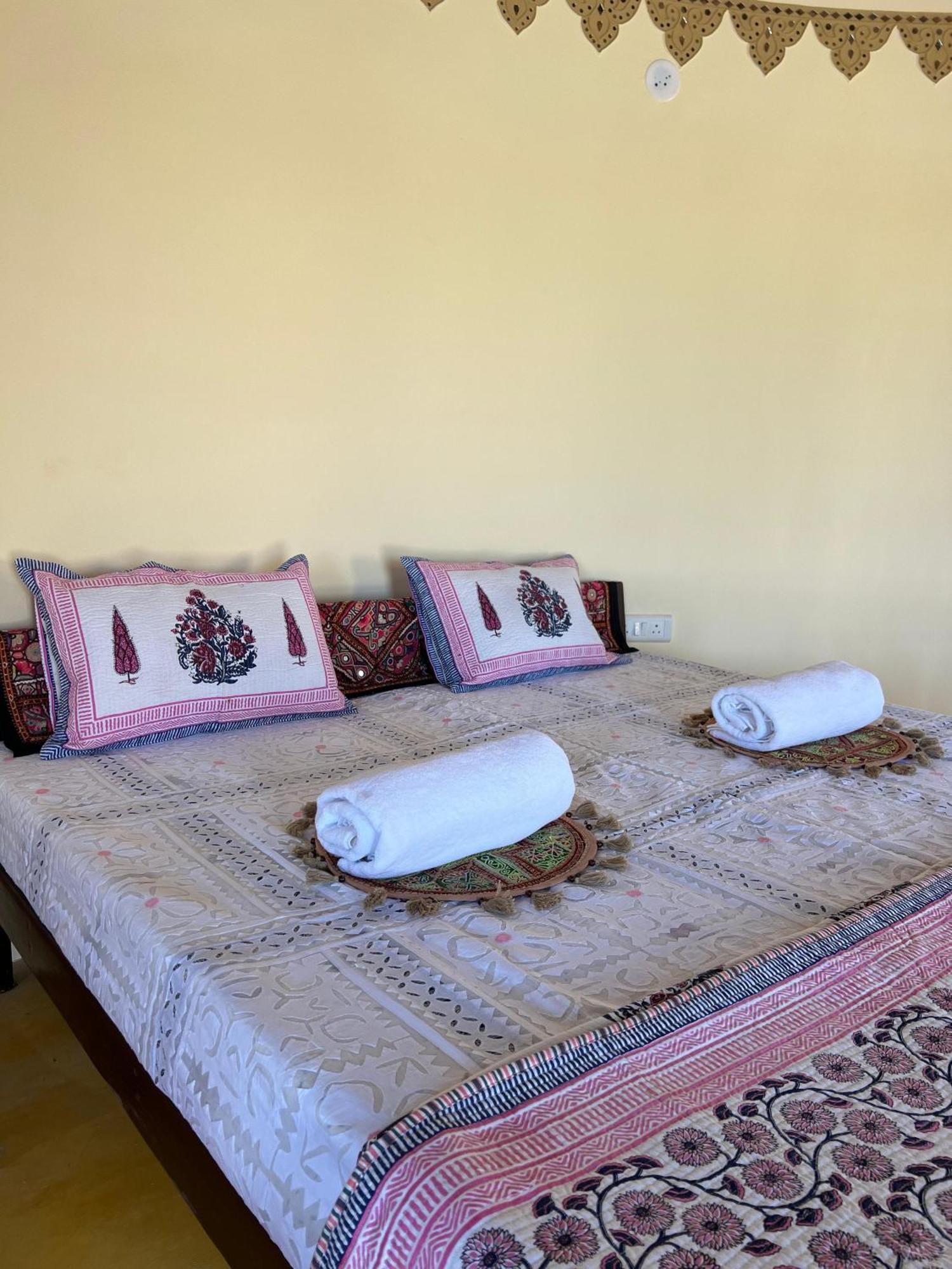 Rann Hellaro Homestay ภุช ภายนอก รูปภาพ