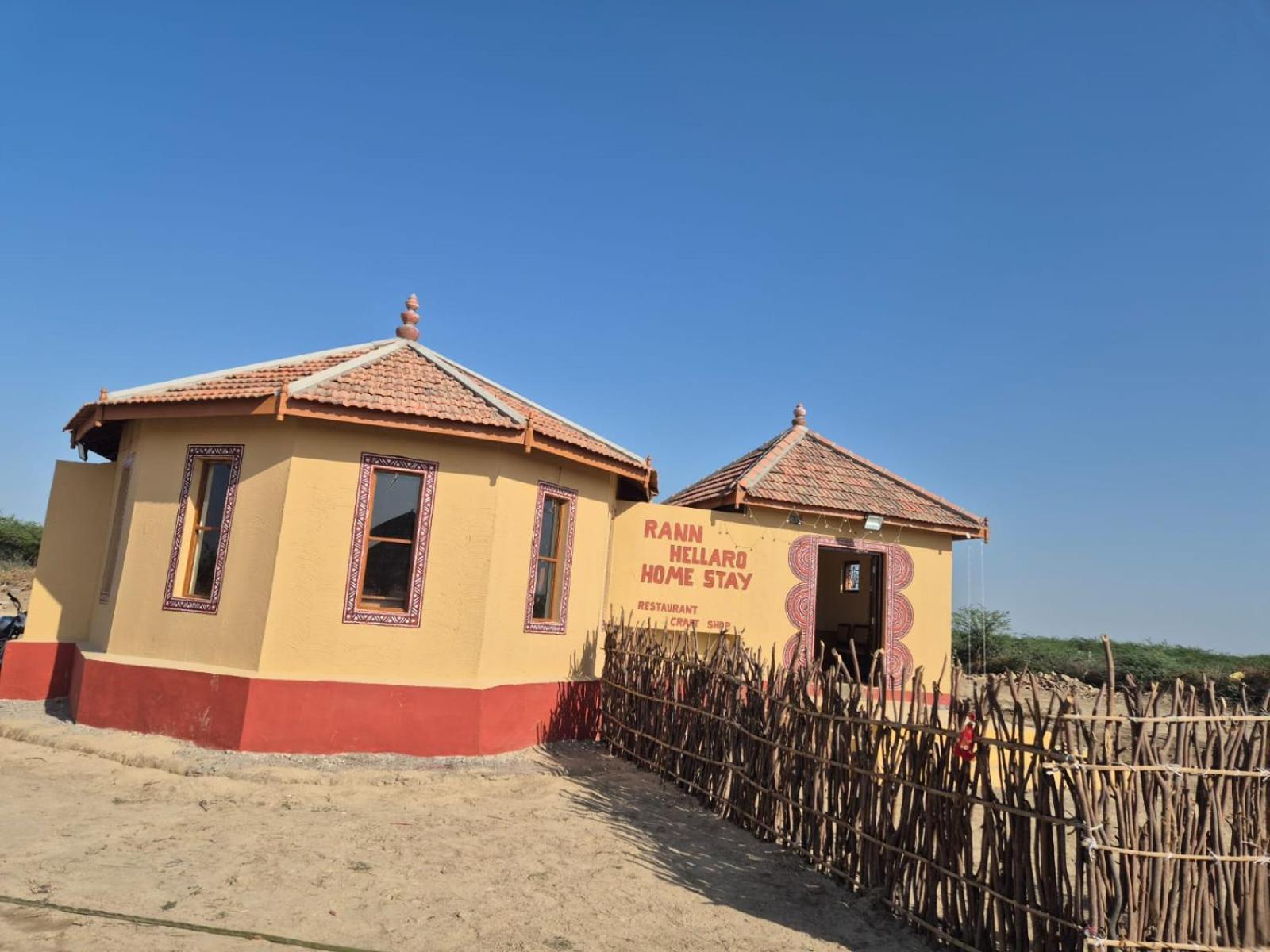 Rann Hellaro Homestay ภุช ภายนอก รูปภาพ