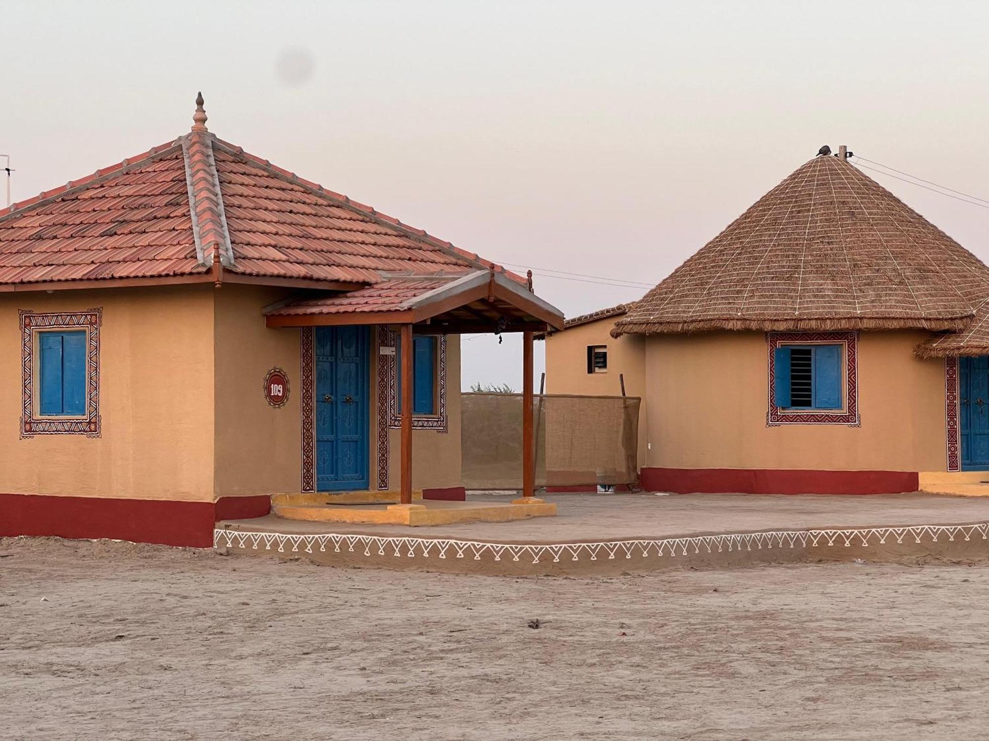 Rann Hellaro Homestay ภุช ภายนอก รูปภาพ